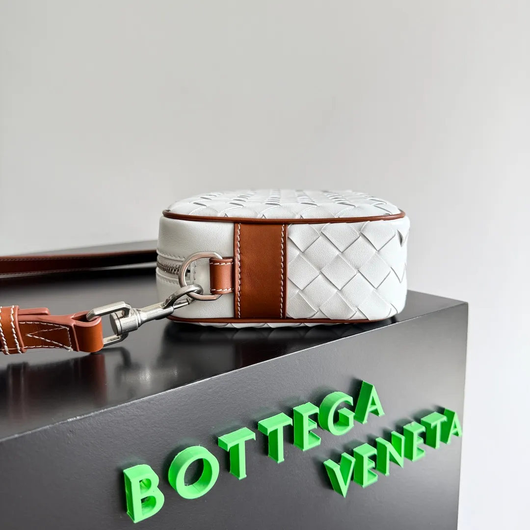 Batch 1820 BOTTEGA VENETA small INTRECCIATO woven camera bag This bv classic camera bag is a further evolution of classic woven technology, combining practicality and fashion, perfectly meeting multi-purpose needs! Classic leather handmade. Lightweight and large capacity. The shoulder strap is removable and adjustable. In addition to being worn cross-body, it can also be placed in the suitcase as a toiletry bag. It is very convenient for daily storage and classification. It also has hanging accessories to show your personality. No matter how complicated the world is, as long as you have a bag with you, everything will become better. Style number: 755923 Size: 24.5*15*6cm
